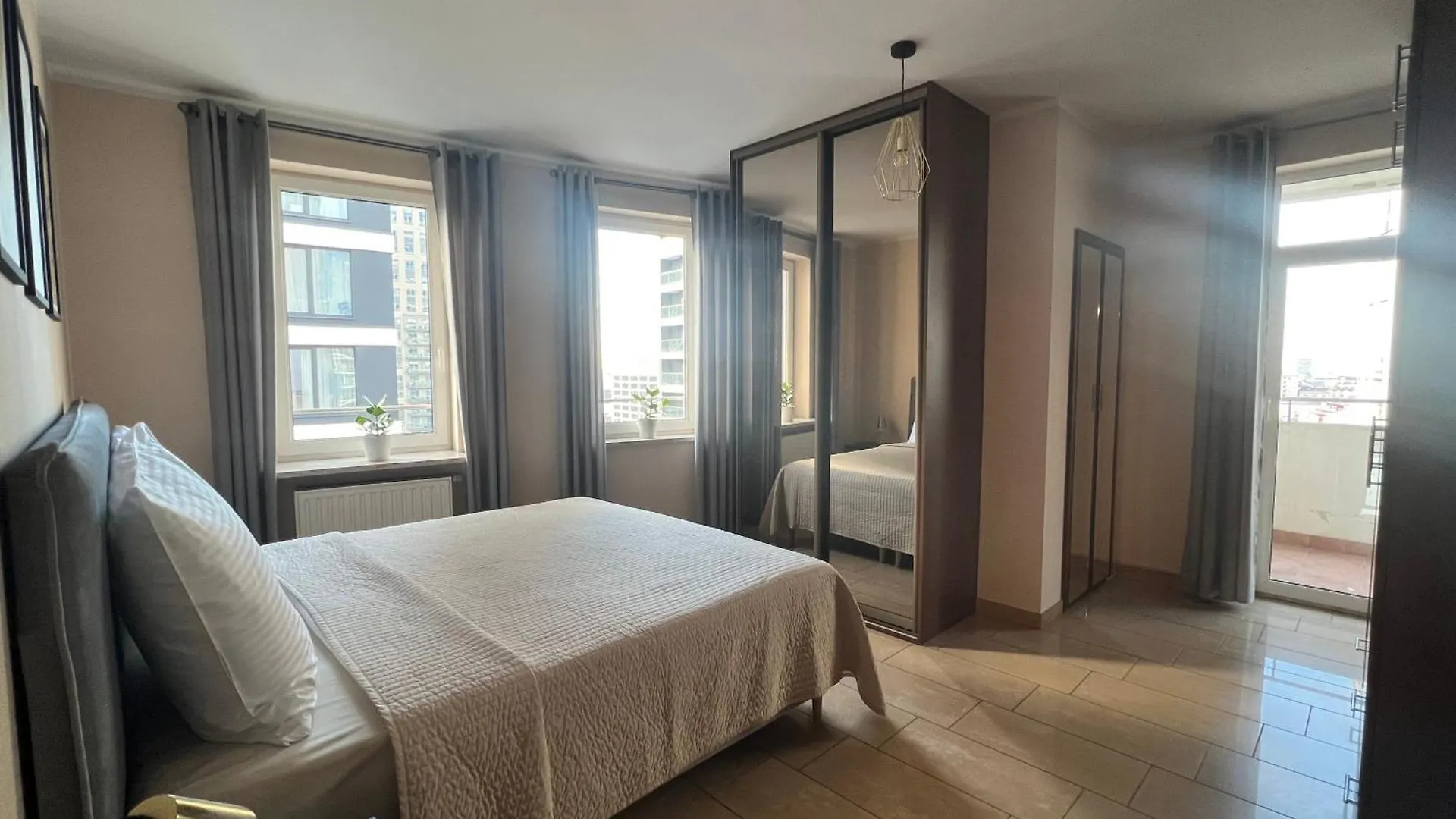 Duzy Przestronny Apartament Z Darmowym Parkingiem I Dwoma Balkonami Varsovia